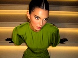 Kendall Jenner osupnila v elegantni kreaciji Victorie Beckham. Kateri bolje pristoji?
