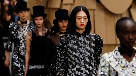 Na modni reviji Chanel Haute Couture smo opazili živahne lepotne trende in nov način nošenja rdeče šminke, ki maksimizira vsak tip polti