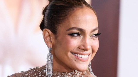 Jennifer Lopez osupljiva v najbolj zapeljivi rdeči obleki z odprtim hrbtom in platformami