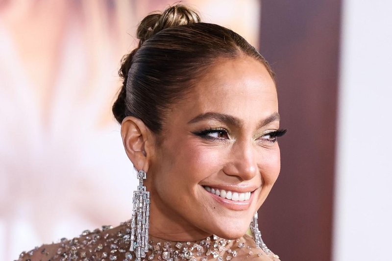 Jennifer Lopez blesti v popolnoma prosojni bluzi in kožnem modrčku brez naramnic (foto: Profimedia)
