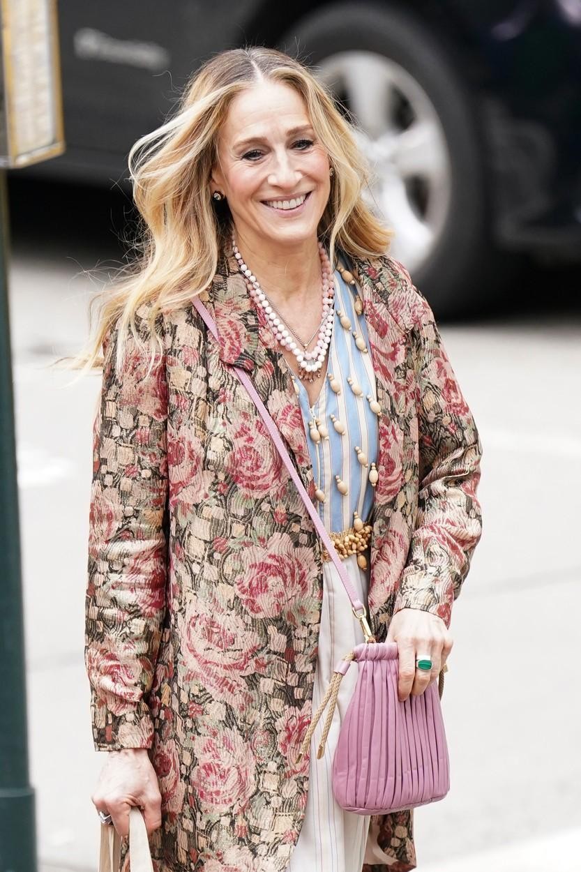 Carrie Bradshaw se pri sodobni interpretaciji stila boho chic zanaša na cvetlični potisk in fluidnost: dolg suknjič z baročnim cvetličnim …