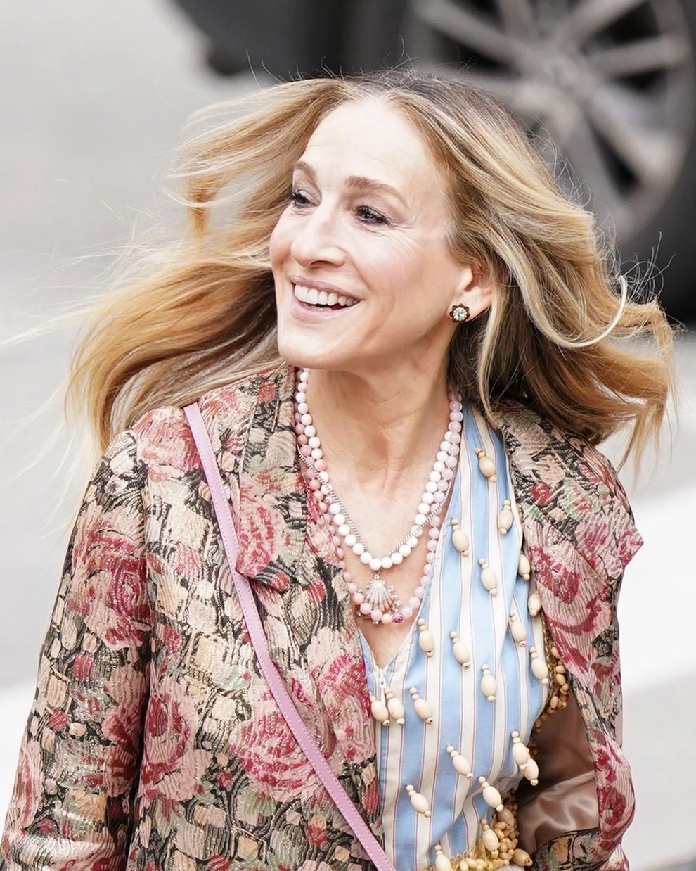 Carrie Bradshaw v drugi sezoni serije And Just Like That še vedno streže z modnimi lekcijami. Sarah Jessica Parker, ki …