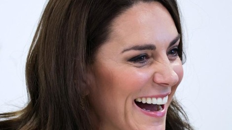 Kate Middleton elegantna v tipično angleški maksi obleki s pepita vzorcem
