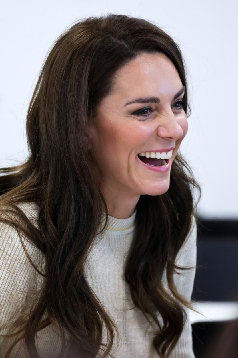 Princ William in princesa Catherine sta med turnejo po Walesu obiskala Aberfan. Princ in princesa Walesa sta se ustavila na …