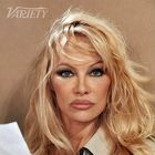 Pamela Anderson poosebljena eleganca v enobarvnem videzu