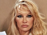 Pamela Anderson poosebljena eleganca v enobarvnem videzu
