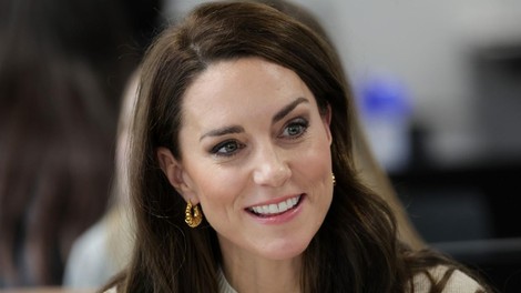 Kate Middleton navdušila v klasičnem stajlingu po vzoru šik Francozinj, ki vas bo prepričal, da si končno omislite za kos