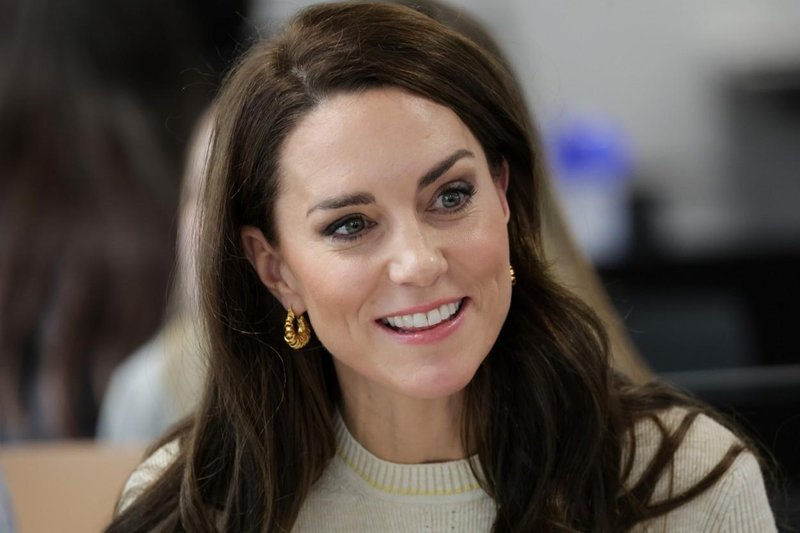 Kate Middleton navdušila v klasičnem stajlingu po vzoru šik Francozinj, ki vas bo prepričal, da si končno omislite za kos (foto: Profimedia)