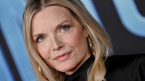 Michelle Pfeiffer kot je še nismo videli: Navdušila je v šik elegantni obleki Saint Laurent