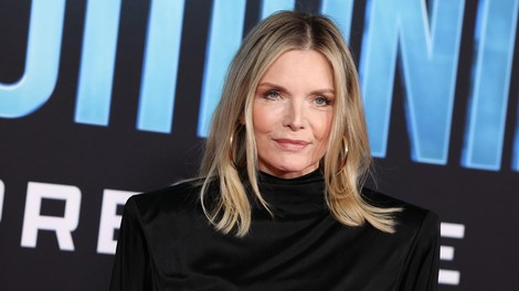 64-letna Michelle Pfeiffer brez ličil in z valovitimi lasmi podžge družbena omrežja: To je fotografija, ki je navdušila mnoge in pretresla internet