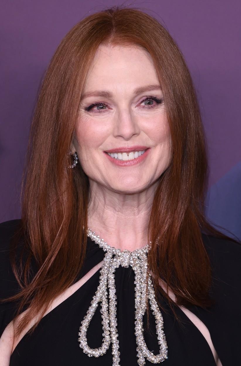 Če obleki dodate ogrinjalo, boste ob prihodu zagotovo naredili vtis. Julianne Moore je bila v Londonu na premieri serije Sharper, …