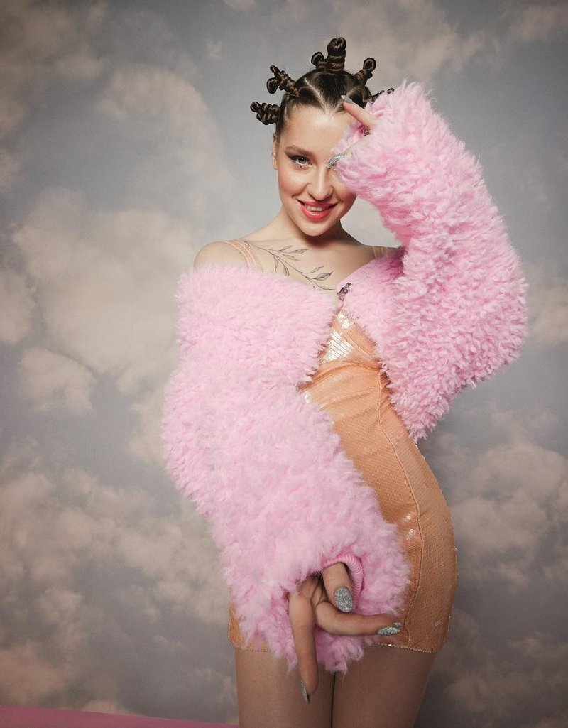 Kako je Maja Keuc v kolekciji H&M Studio P/P23 zablestela za revijo Elle (foto: H&M)