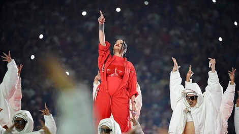 Dogodek, zaradi katerega gorijo vsa družbena omrežja: Rihanna med spektakularnim nastopom na Super Bowlu pokazala nosečniški trebušček