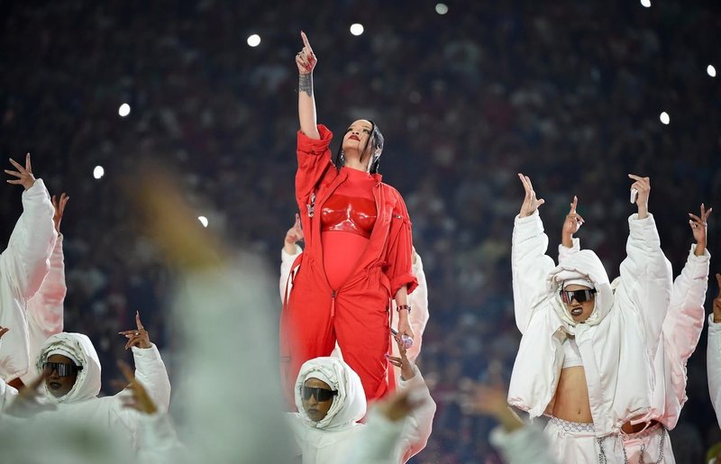 Dogodek, zaradi katerega gorijo vsa družbena omrežja: Rihanna med spektakularnim nastopom na Super Bowlu pokazala nosečniški trebušček (foto: Profimedia)