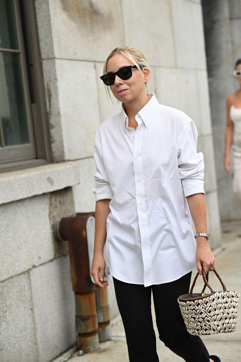 Kako nositi klasično belo srajco in usnjene hlače v 50. letih? Slavna vplivnica je ustvarila videz, ki ga boste želeli posnemati (foto: Profimedia)