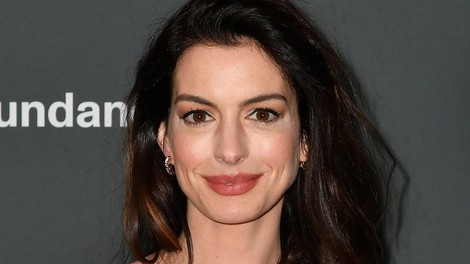Anne Hathaway na berlinskem filmskem festivalu pritegnila pozornost: Igralka je našla popoln videz črne obleke, ki ni dolgočasen