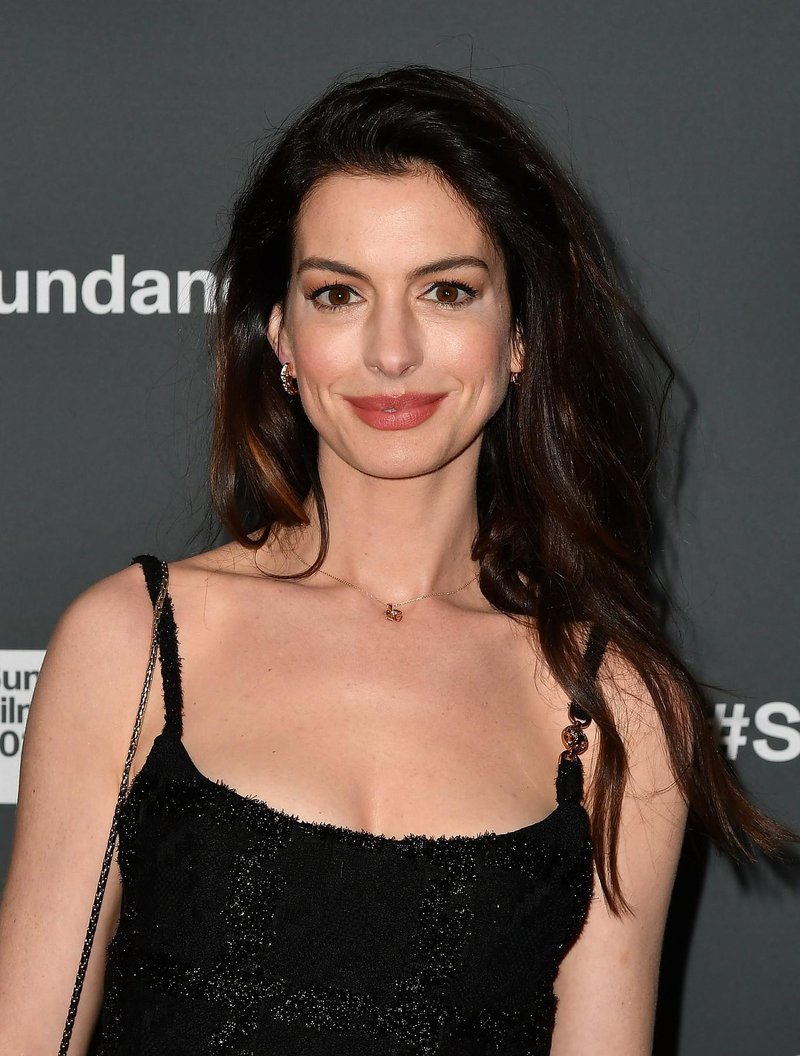 Anne Hathaway na berlinskem filmskem festivalu pritegnila pozornost: Igralka je našla popoln videz črne obleke, ki ni dolgočasen (foto: Profimedia)