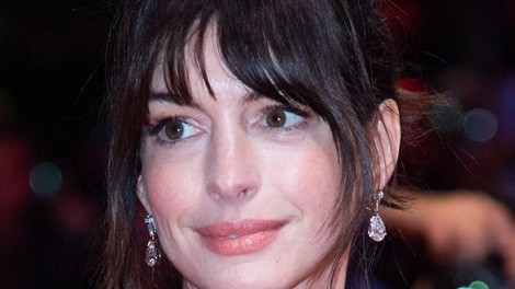 Anne Hathaway izzove eleganco z videzom, ki je kot nalašč za zimo: Njen plašč se poda k vsemu