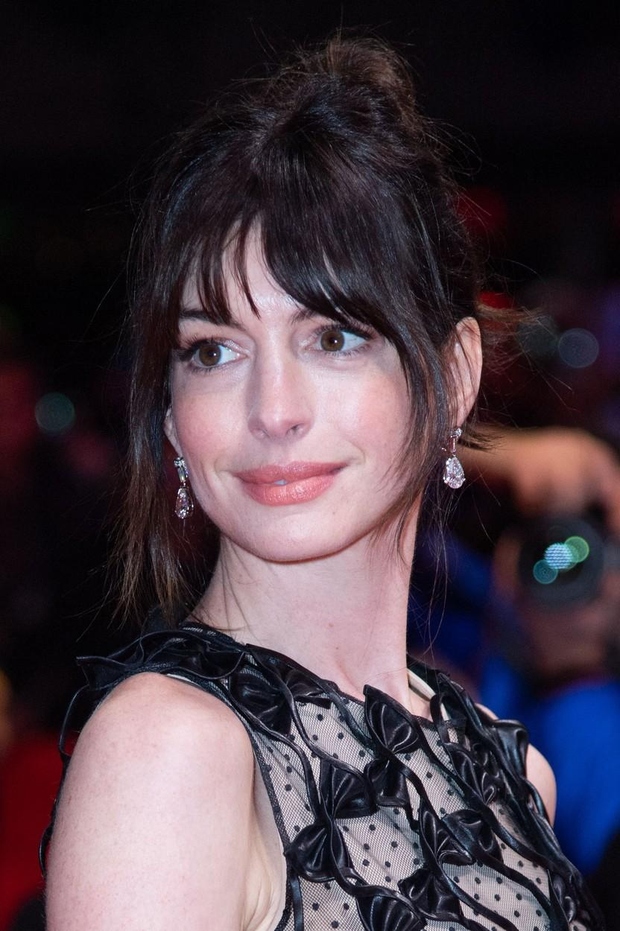 Anne Hathaway je na premieri filma She Came to Me nastopila v črni mrežasti obleki Valentino. Nosila je tudi črne …