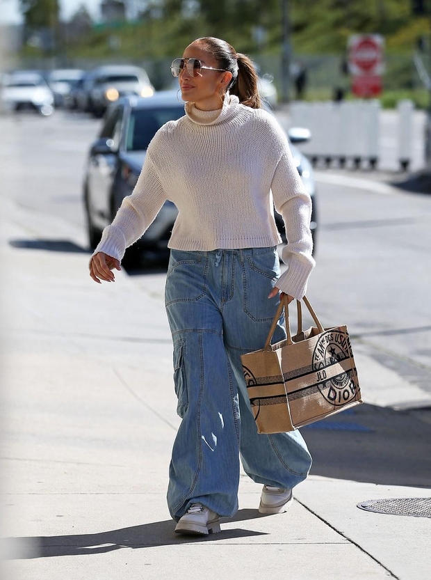 Jennifer Lopez nosi najbolj trendne dolge hlače za hip. Že imate svoj par?