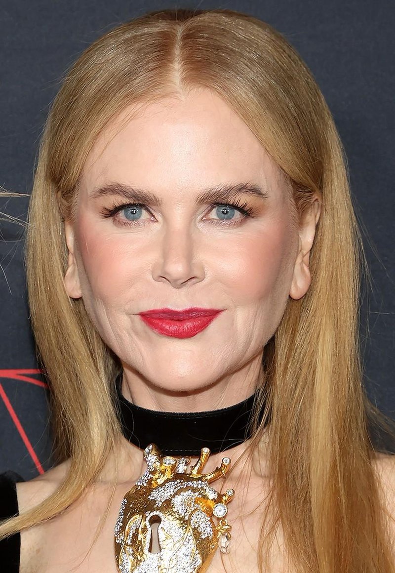 Pozabite na plašč, ki vam sega do gležnjev, Nicole Kidman je nosila to dolžino (foto: Profimedia)
