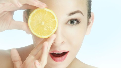Zakaj potrebujete vitamin C po 30. letu: Za ključno sestavino pri negi kože, ki zmanjšuje znake staranja, predlagamo ta serum