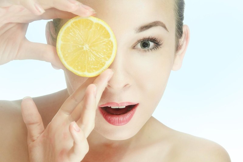 Zakaj potrebujete vitamin C po 30. letu: Za ključno sestavino pri negi kože, ki zmanjšuje znake staranja, predlagamo ta serum (foto: PROFIMEDIA)