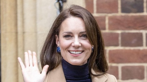 Kate Middleton je kraljica vsestranskosti: Dva dni po elegantnem dogodku BAFTA se je princesa odela v kamelji plašč in presenetila z izbiro uhanov