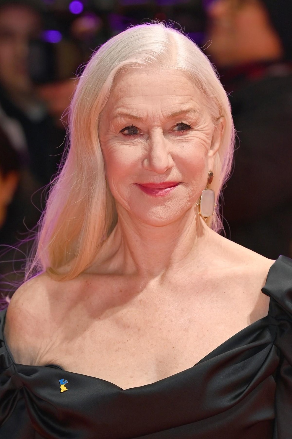 Dolgi srebrni lasje igralke Helen Mirren so bili najbolj osvežujoča podoba na rdeči preprogi v Berlinu: To je dokaz, da so sivi lasje laskavi v vseh starostnih obdobjih (foto: Profimedia)