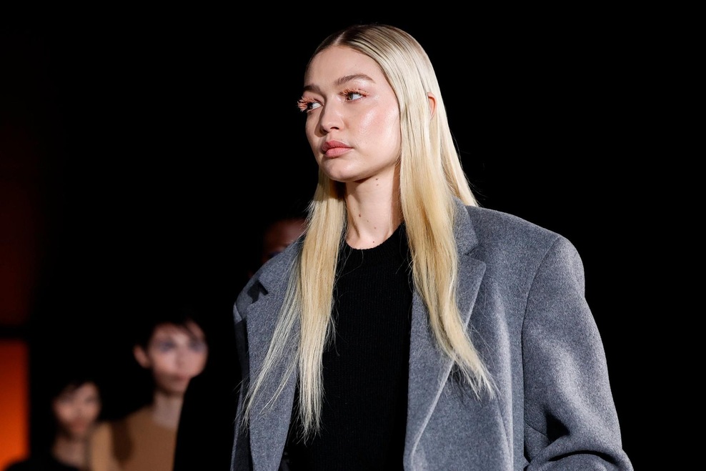 Pozabite na črno maskaro, to je lepotni videz, ki si ga boste zapomnili: Gigi Hadid na milanskem tednu mode otvorila trend pastelnih trepalnic (foto: Profimedia)