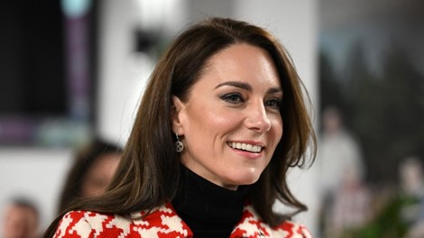 Rdeč plašč, ki ga je Kate Middleton nosila ta vikend, je poklon enemu najbolj drznih videzov princese Diane
