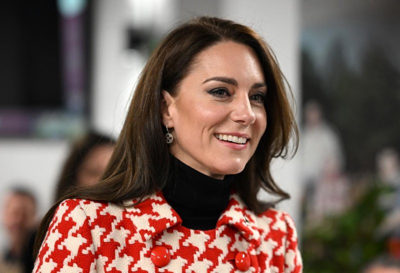Rdeč plašč, ki ga je Kate Middleton nosila ta vikend, je poklon enemu najbolj drznih videzov princese Diane (foto: Profimedia)