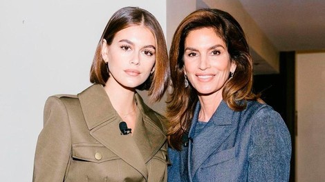 Videti sta kot sestri: Cindy Crawford in njena 22-letna hči plenili pozornost v elegantnih črnih videzih