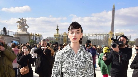 “Ista mama”: Na tednu mode v Milanu so vsi gledali njo. Hči Monice Bellucci dominira na modni pisti