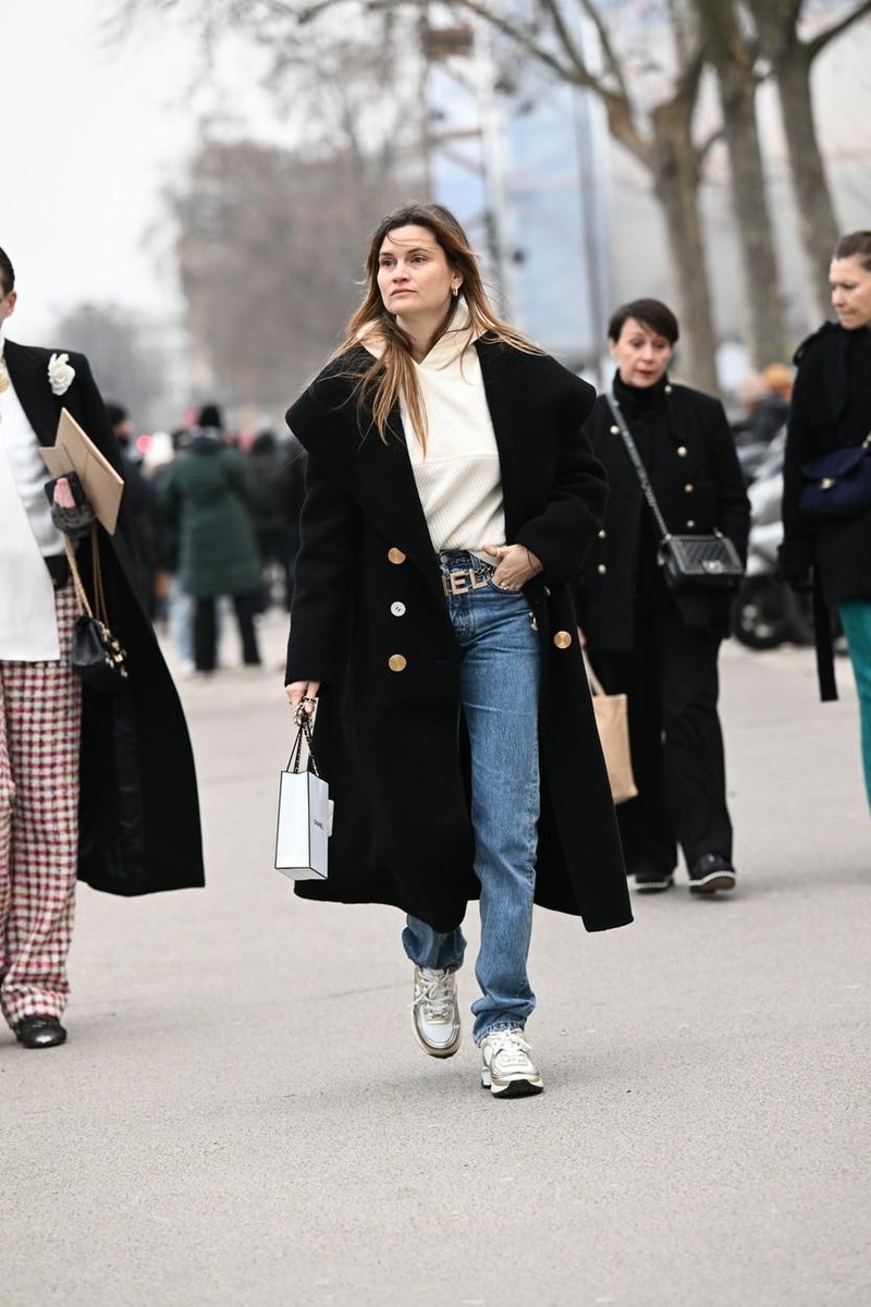 Ničesar ne boste nosili več kot ta priljubljen trend kavbojk iz 90. let, ki ga to zimo vidimo povsod (foto: Profimedia)