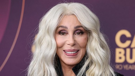 Cher ali kako pri 76 letih uspešno nositi bleščice in globok dekolte