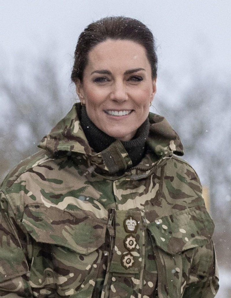 Princesa Kate na svojem prvem obisku kot polkovnica irske garde oblečena v vojaško obleko (foto: Profimedia)
