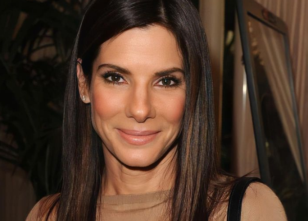 Sandra Bullock se je odpravila na večerjo v restavracijo Spartina v Los Angelesu, med odhodom domov pa so igralko fotografirali …