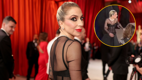 Fotograf se je zapletel v njeno obleko, nato pa ... Lady Gaga je osvojila srca mnogih