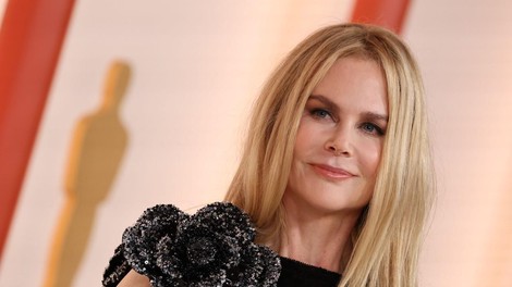 Senzacionalna obleka Nicole Kidman, ki združuje eleganco in seksipilnost, njen mož pa ni mogel odvrniti pogleda z nje
