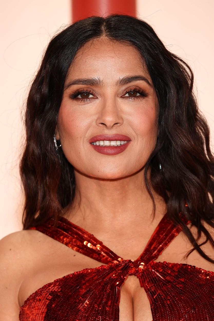 Salma Hayek na rdeči preprogi pogosto nosi kreacije italijanske modne hiše Gucci. Zaupala jim je tudi na letošnji podelitvi oskarjev …