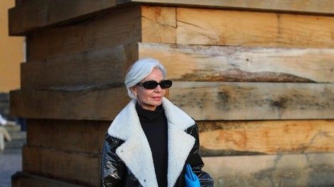 Kavbojke, v katerih so ženske, stare nad 50 let, videti trendne in elegantne: Navdihnite se v modni objavi vplivne ženske z brezhibnim slogom