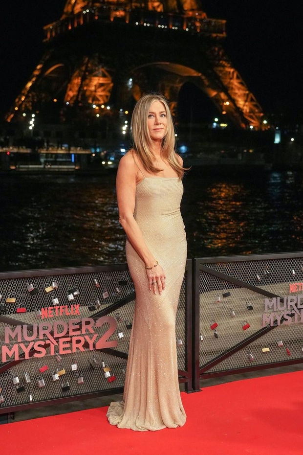 Jennifer Aniston in nevsiljiva "gola" obleka, v kateri je igralka videti senzacionalno