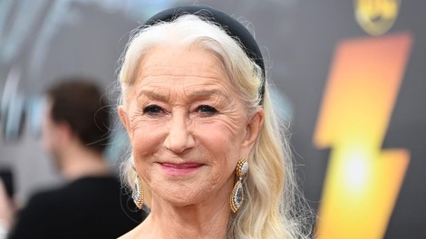 Helen Mirren pri 77-ih z modrimi lasmi in pahljačo razgrela rdečo preprogo v Cannesu in dokazala, da so ženske, ki se ne ozirajo na svoja leta, najbolj privlačne