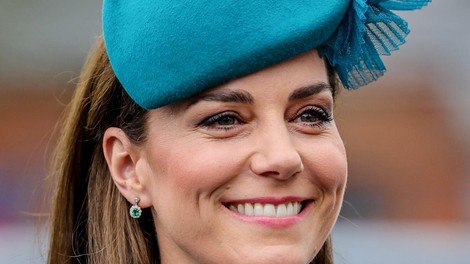 Mojstrski trik Kate Middleton, da ima tudi na dežju popolnoma gladke lase brez krepa