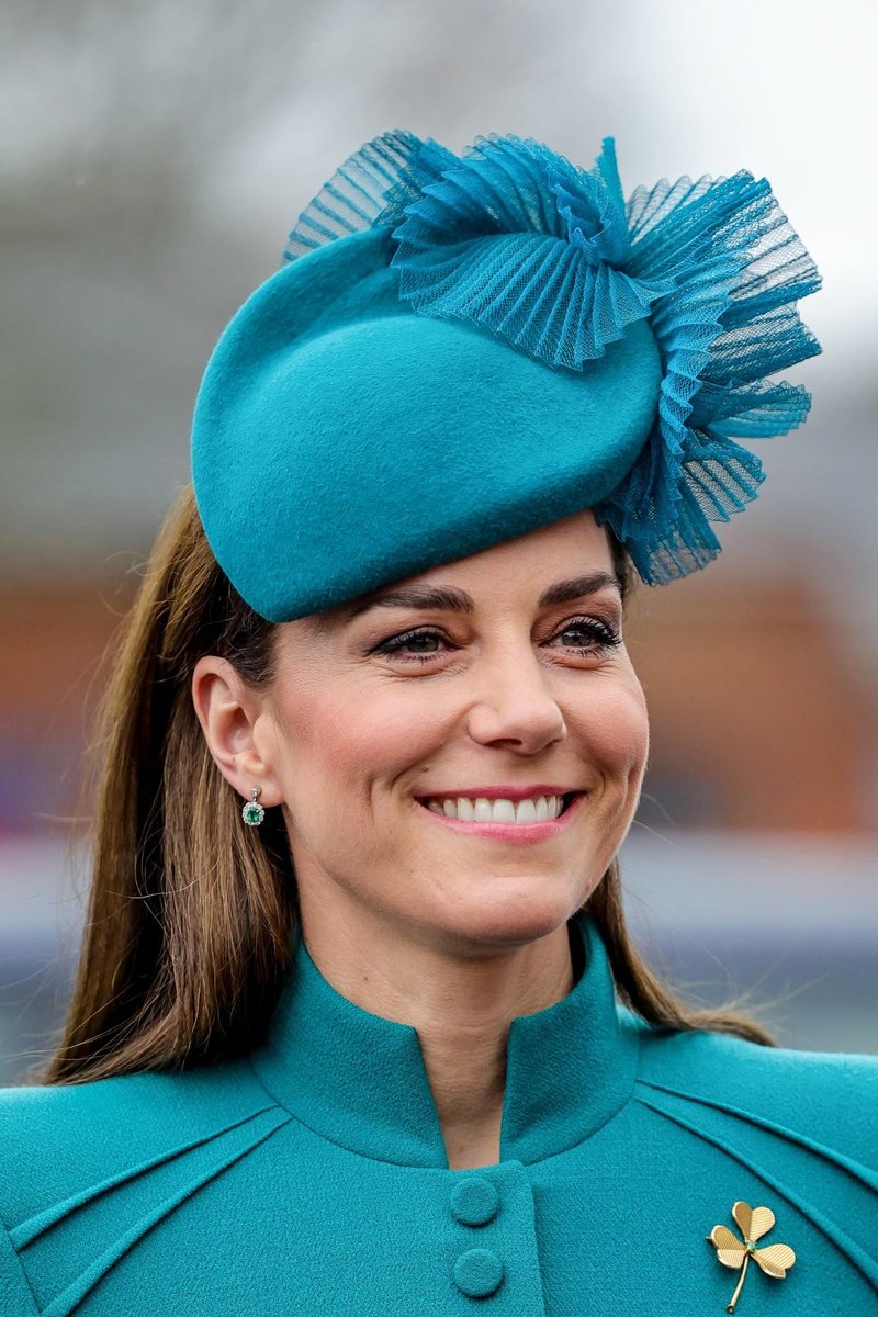 Mojstrski trik Kate Middleton, da ima tudi na dežju popolnoma gladke lase brez krepa (foto: Profimedia)