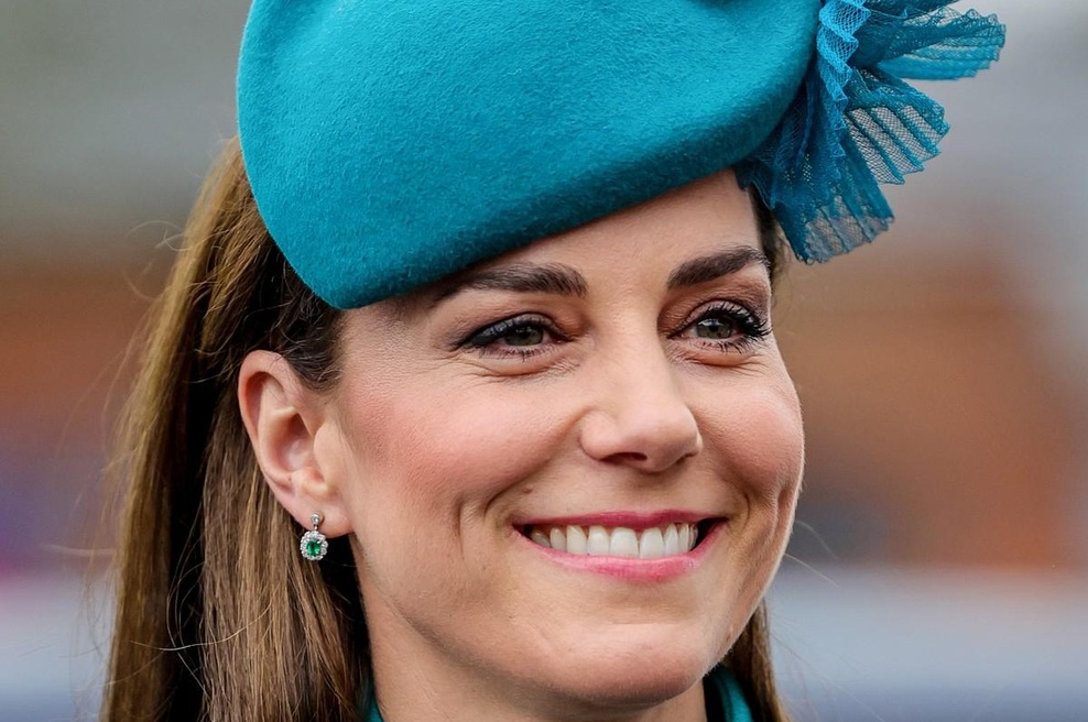 Mojstrski trik Kate Middleton, da ima tudi na dežju popolnoma gladke lase brez krepa (foto: Profimedia)