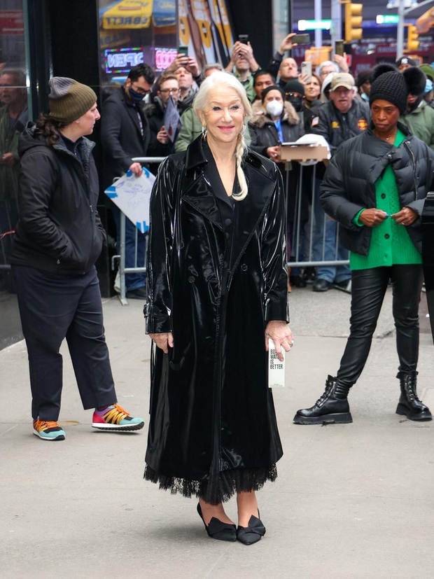 77-letna igralka je navdušila v bleščeče črnem plašču iz PVC, ki ga je nosila čez čipkasto krilo v gotskem slogu …