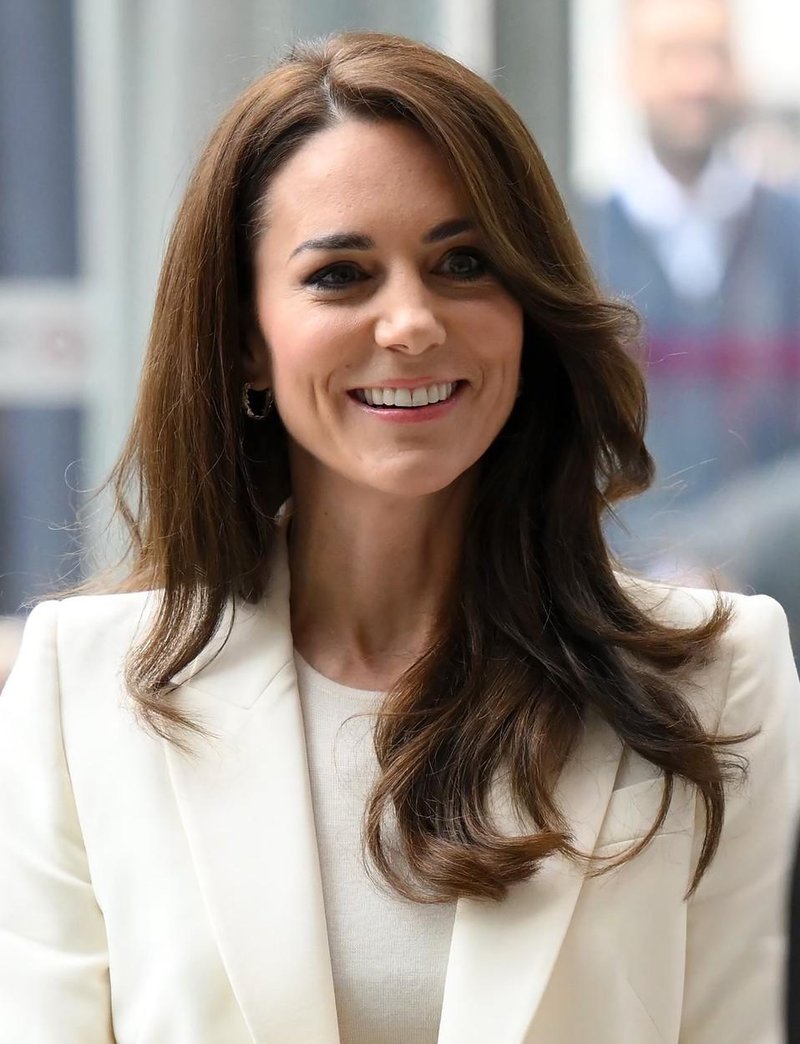 Kate Middleton blestela v klasičnem črno-belem suknjiču in hlačah
