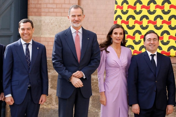 Kraljica Letizia je v Cadiz prispela v obleki španske znamke Cho Atelier. Midi obleka z V-izrezom ima rahle napihnjene rokave …